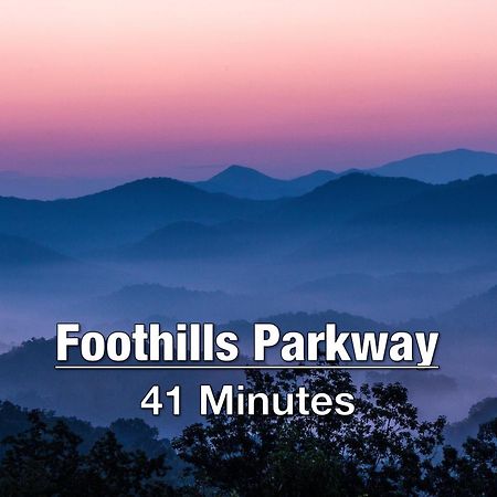 New Luxury Cabin With Stunning Mountainviews,Hottub, Firepit, Fireplace,2 Kingbeds, 2 Covereddecks,Bbqgrill, Shuffleboard And Pool Access เซอเวียร์วีล ภายนอก รูปภาพ