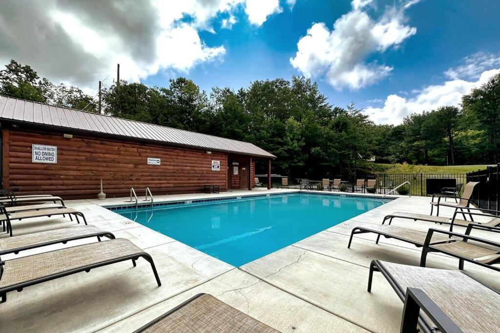 New Luxury Cabin With Stunning Mountainviews,Hottub, Firepit, Fireplace,2 Kingbeds, 2 Covereddecks,Bbqgrill, Shuffleboard And Pool Access เซอเวียร์วีล ภายนอก รูปภาพ