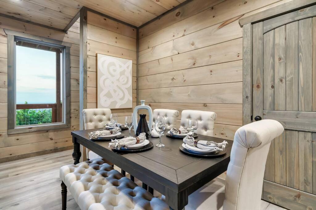 New Luxury Cabin With Stunning Mountainviews,Hottub, Firepit, Fireplace,2 Kingbeds, 2 Covereddecks,Bbqgrill, Shuffleboard And Pool Access เซอเวียร์วีล ภายนอก รูปภาพ