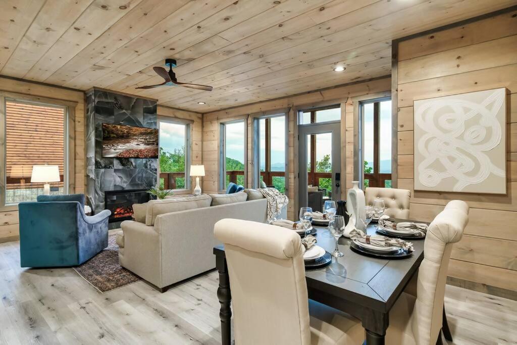 New Luxury Cabin With Stunning Mountainviews,Hottub, Firepit, Fireplace,2 Kingbeds, 2 Covereddecks,Bbqgrill, Shuffleboard And Pool Access เซอเวียร์วีล ภายนอก รูปภาพ
