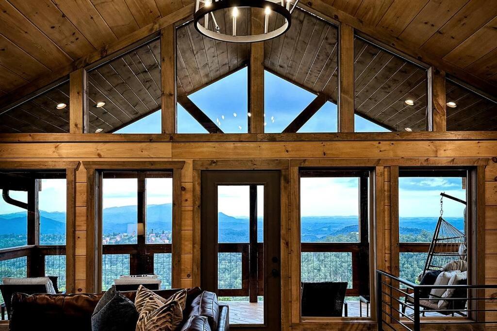 New Luxury Cabin With Stunning Mountainviews,Hottub, Firepit, Fireplace,2 Kingbeds, 2 Covereddecks,Bbqgrill, Shuffleboard And Pool Access เซอเวียร์วีล ภายนอก รูปภาพ