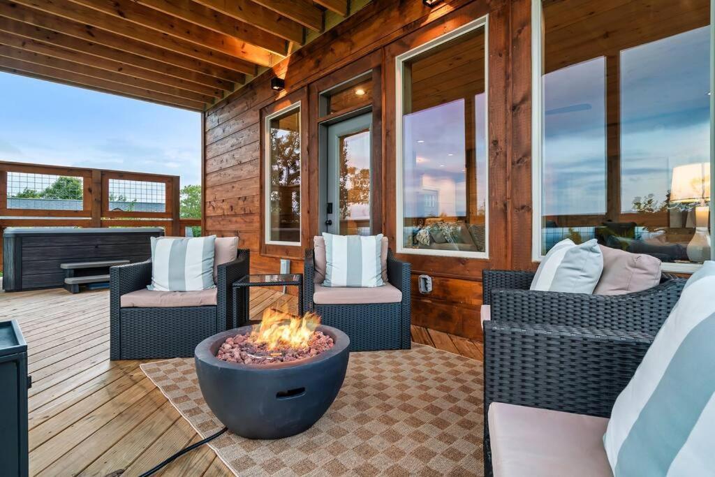 New Luxury Cabin With Stunning Mountainviews,Hottub, Firepit, Fireplace,2 Kingbeds, 2 Covereddecks,Bbqgrill, Shuffleboard And Pool Access เซอเวียร์วีล ภายนอก รูปภาพ