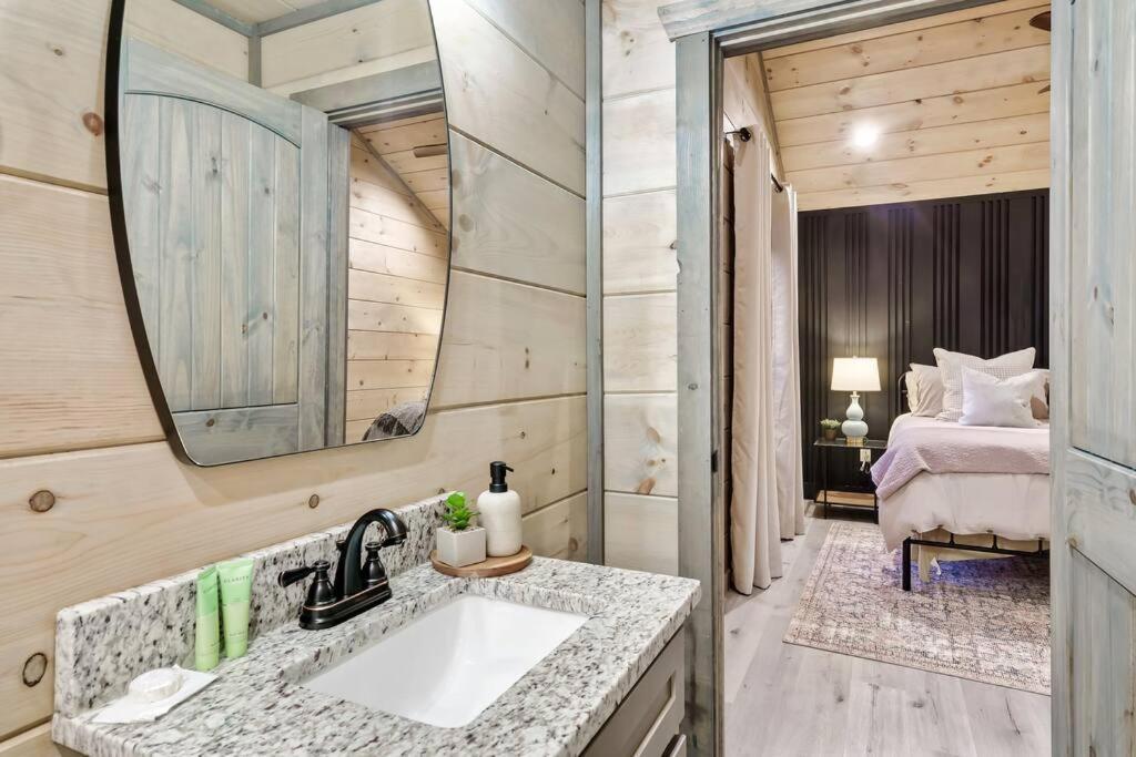New Luxury Cabin With Stunning Mountainviews,Hottub, Firepit, Fireplace,2 Kingbeds, 2 Covereddecks,Bbqgrill, Shuffleboard And Pool Access เซอเวียร์วีล ภายนอก รูปภาพ