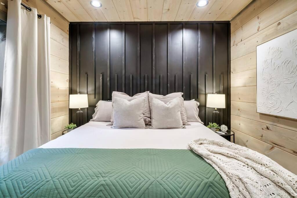New Luxury Cabin With Stunning Mountainviews,Hottub, Firepit, Fireplace,2 Kingbeds, 2 Covereddecks,Bbqgrill, Shuffleboard And Pool Access เซอเวียร์วีล ภายนอก รูปภาพ