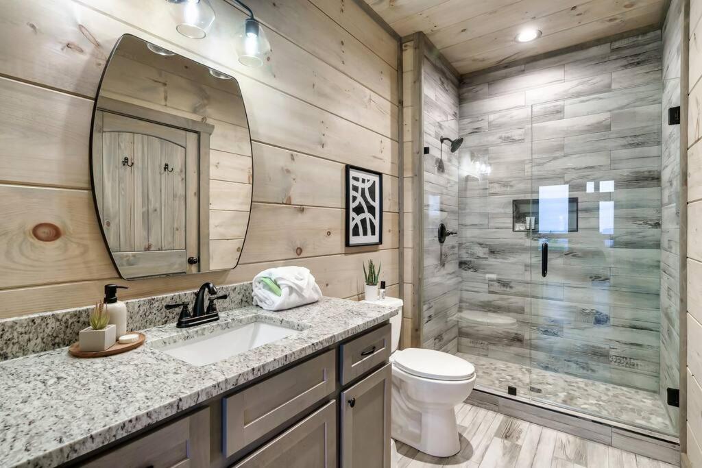 New Luxury Cabin With Stunning Mountainviews,Hottub, Firepit, Fireplace,2 Kingbeds, 2 Covereddecks,Bbqgrill, Shuffleboard And Pool Access เซอเวียร์วีล ภายนอก รูปภาพ