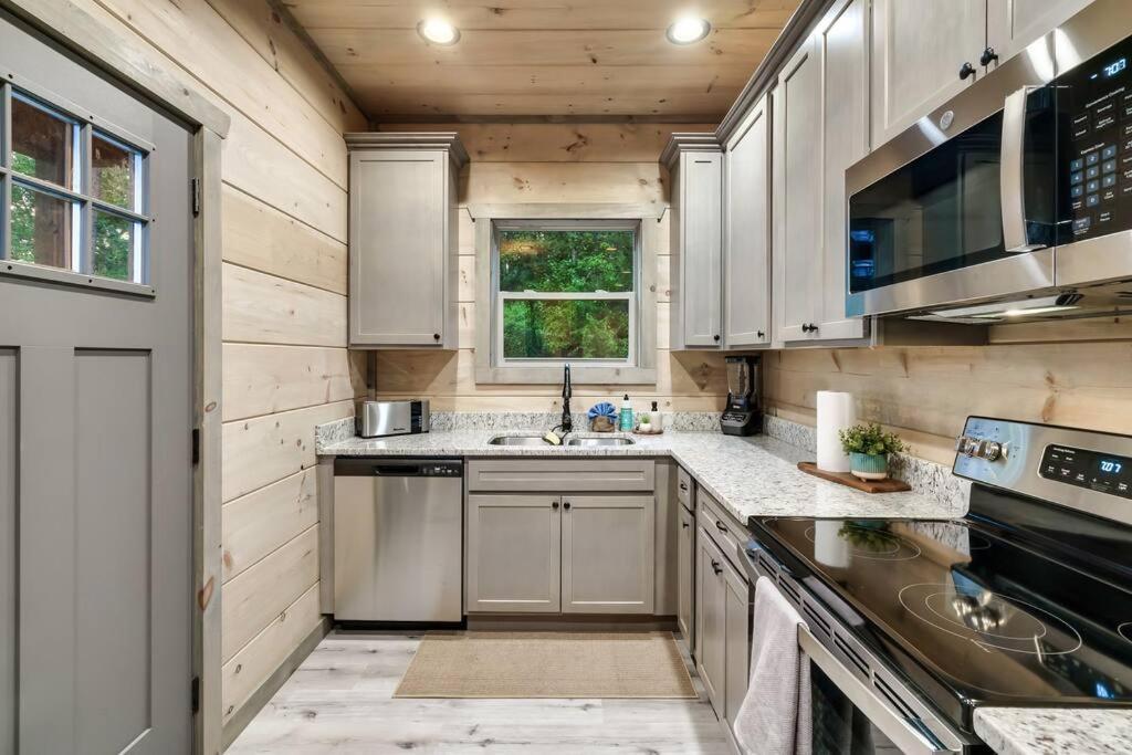 New Luxury Cabin With Stunning Mountainviews,Hottub, Firepit, Fireplace,2 Kingbeds, 2 Covereddecks,Bbqgrill, Shuffleboard And Pool Access เซอเวียร์วีล ภายนอก รูปภาพ