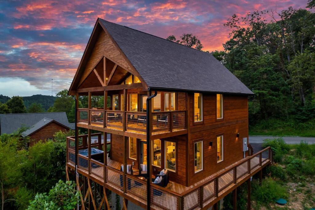 New Luxury Cabin With Stunning Mountainviews,Hottub, Firepit, Fireplace,2 Kingbeds, 2 Covereddecks,Bbqgrill, Shuffleboard And Pool Access เซอเวียร์วีล ภายนอก รูปภาพ