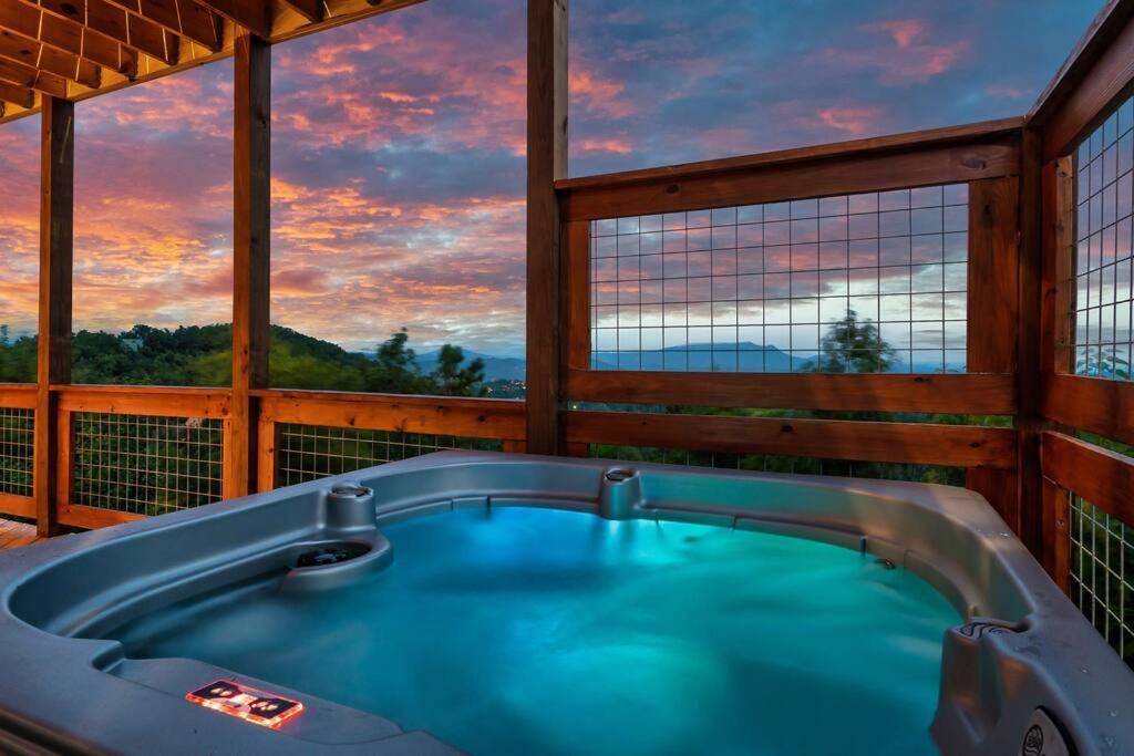 New Luxury Cabin With Stunning Mountainviews,Hottub, Firepit, Fireplace,2 Kingbeds, 2 Covereddecks,Bbqgrill, Shuffleboard And Pool Access เซอเวียร์วีล ภายนอก รูปภาพ