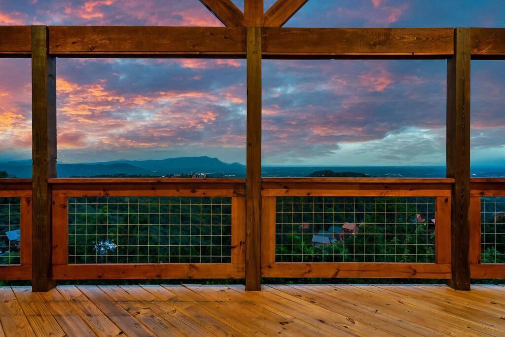 New Luxury Cabin With Stunning Mountainviews,Hottub, Firepit, Fireplace,2 Kingbeds, 2 Covereddecks,Bbqgrill, Shuffleboard And Pool Access เซอเวียร์วีล ภายนอก รูปภาพ