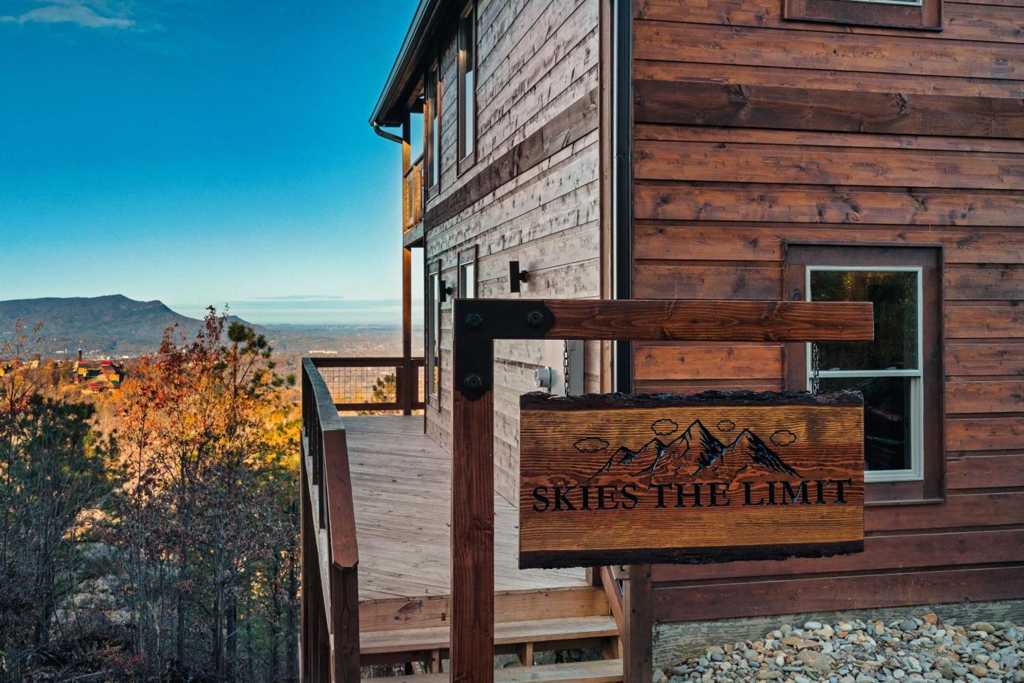 New Luxury Cabin With Stunning Mountainviews,Hottub, Firepit, Fireplace,2 Kingbeds, 2 Covereddecks,Bbqgrill, Shuffleboard And Pool Access เซอเวียร์วีล ภายนอก รูปภาพ