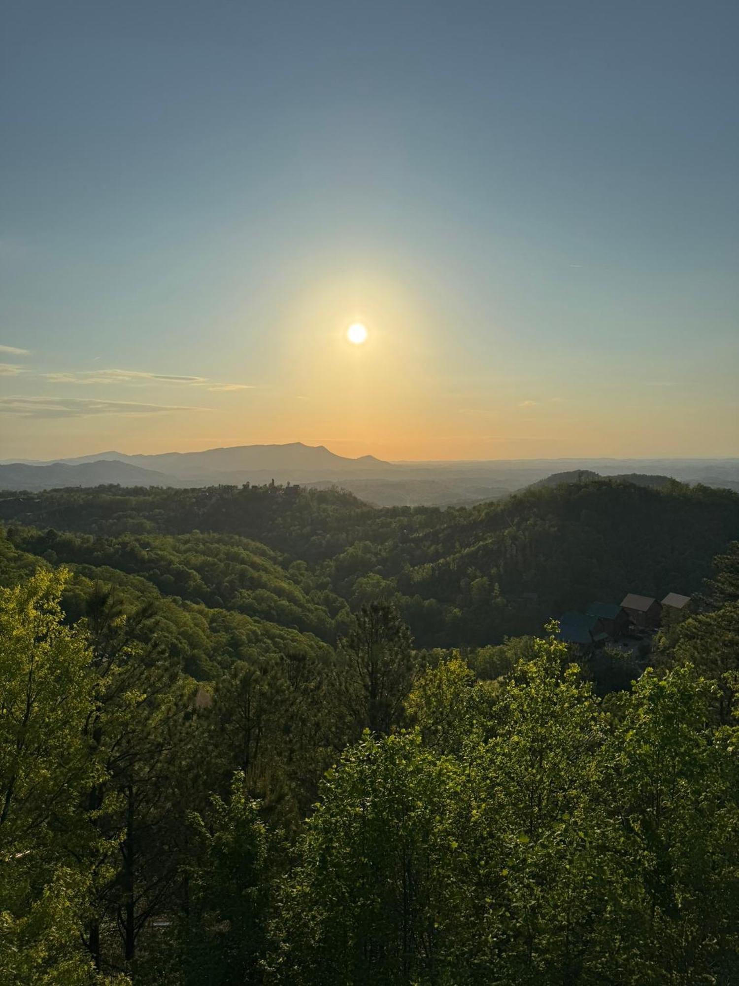 New Luxury Cabin With Stunning Mountainviews,Hottub, Firepit, Fireplace,2 Kingbeds, 2 Covereddecks,Bbqgrill, Shuffleboard And Pool Access เซอเวียร์วีล ภายนอก รูปภาพ